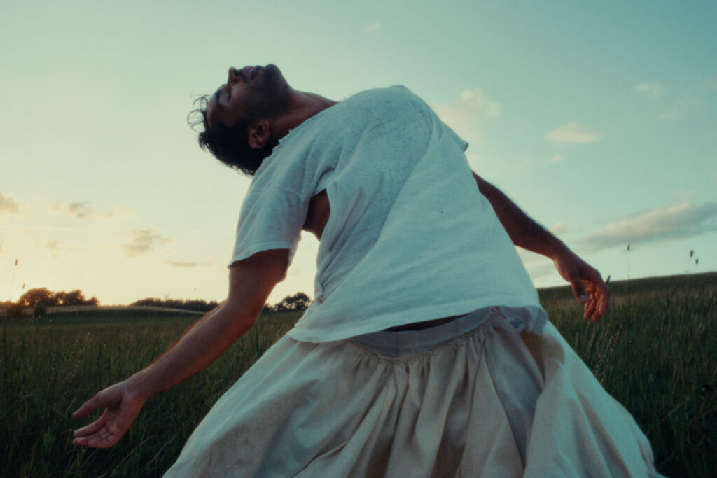 Plié – A quiet dialogue between grief and youth, set against the dreamlike stillness of the Danish countryside