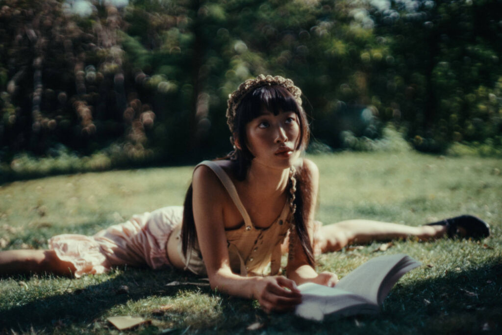 Plié – A quiet dialogue between grief and youth, set against the dreamlike stillness of the Danish countryside